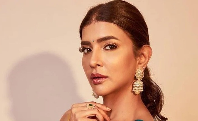 Manchu Lakshmi: కరోనా బారిన పడ్డ మంచు లక్ష్మి.. టైమ్ పాస్ కోసం సలహాలు ఇవ్వండి!