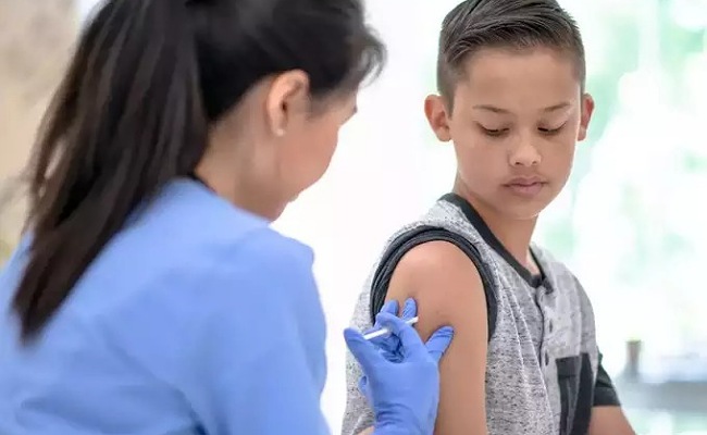Vaccination: టీకా తీసుకున్న తరువాత పిల్లల్లో ఈ లక్షణాలు కనిపిస్తున్నాయా… జాగ్రత్త!