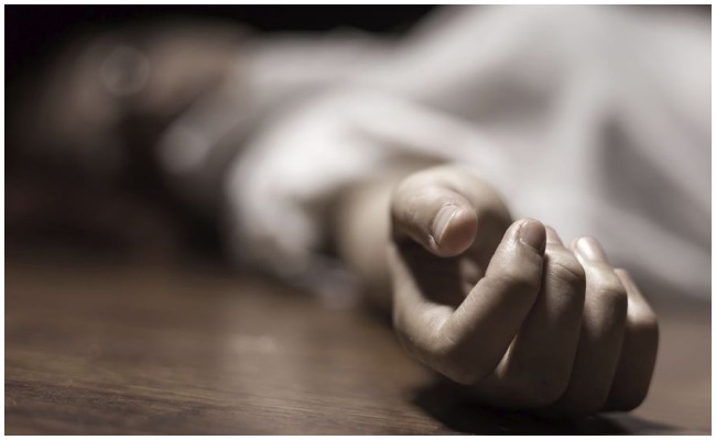 Selfie: సెల్ఫీ కోసం రైలు మీదకు ఎక్కి ప్రాణాల మీదకి తెచ్చుకున్న యువకుడు..!