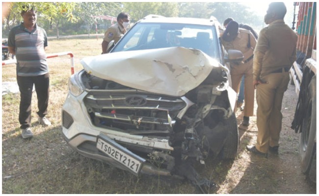 Car Accident: అతి వేగం వల్ల కరీంనగర్ లో నలురి ప్రాణాలు బలి తీసుకున్న కారు..!