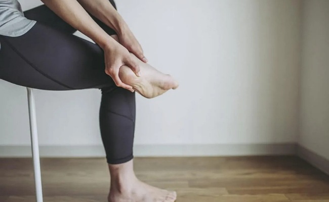 Beauty Tips: కాళ్ల పగుళ్ళ సమస్యతో బాధపడుతున్నారా.. ఈ చిట్కాలతో నొప్పికి చెక్ పెట్టండి!