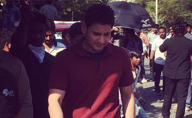 Mahesh Babu  : ఇన్సైడ్ టాక్ : పాపం మహేష్ సినిమాని ఇలా కానిచ్చేస్తున్నారట ..!