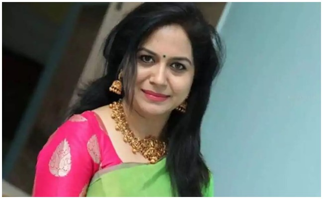 ఫ్యాన్ బేస్ పై షాకింగ్ కామెంట్స్ చేసిన సింగర్ సునీత.. నేనంటే ఇష్టమా.. నా పాట అంటే ఇష్టమా?