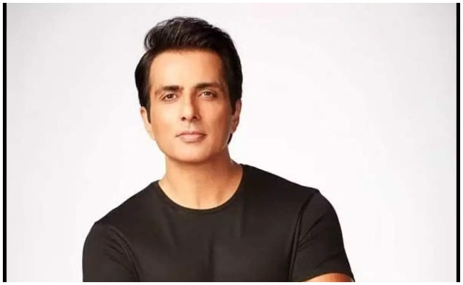 Sonu Sood: పోకిరి సినిమాలో మొదట హీరోగా..ఆ విలన్ ని తీసుకుందాం అనుకున్నారట?