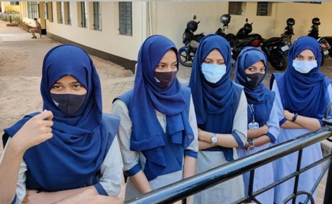 హిజాబ్‌ తప్పనిసరి కాదు.. విద్యార్థులు ప్రొటోకాల్‌ పాటించాల్సిందే!
