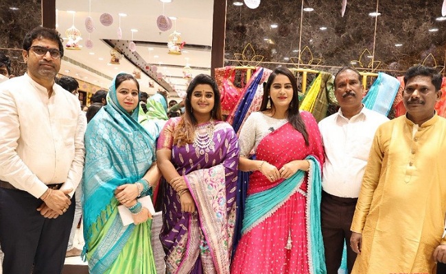 Himaja – Sreevani: షాపింగ్ మాల్ లో సందడి చేసిన సీరియల్ నటి శ్రీవాణి… రిపోర్టర్లకే హింట్ ఇచ్చిన హిమజ…!