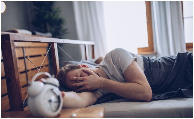 తక్కువగా నిద్రపోయే వాళ్లకు షాకింగ్ న్యూస్.. ఈ ప్రమాదకర సమస్యలు వస్తాయట!