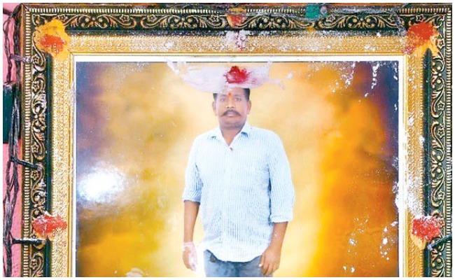 Suicide: అనారోగ్యంతో మనస్తాపం చెందిన వ్యక్తి.. తన ఫోటోకి తానే పూజ చేసుకుని మరీ ఆత్మహత్య..!