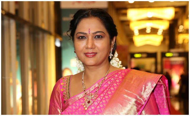 Actress Hema: అర్ధరాత్రి ఫోన్ కాల్ చేసి నన్ను బెదిరించారు… నటి హేమ షాకింగ్ కామెంట్స్!