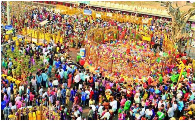 Medaram: మేడారం జాతరలో అపశ్రుతి.. తొక్కిసలాటలో ఇద్దరు భక్తుల మృతి..