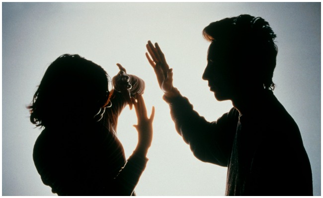 Crime News: అనుమానంతో భార్య బిడ్డ పై దాడి.. కరెంటు తీగలు చుట్టి హత్యాయత్నానికి ప్రయత్నం..!