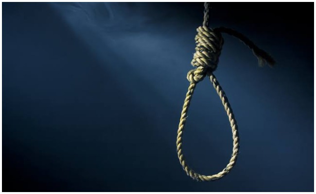 Suicide: ఆన్లైన్ గేమ్స్ కి బానిసైన విద్యార్థి.. అప్పుల బాధ భరించలేక ఆత్మహత్య…!