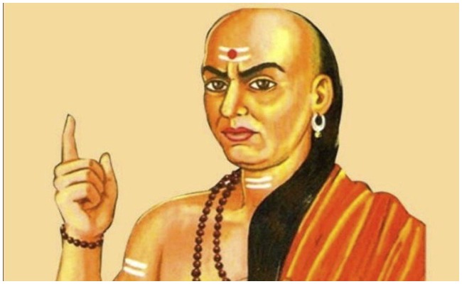 Chanakya Niti: మనిషిని పేదరికంలోకి నెట్టేసే లక్షణాలు ఇవే.. చాణక్య నీతి!