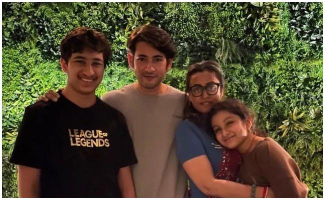 Mahesh Babu: పెళ్లిరోజు సందర్భంగా ఫ్యామిలీ ఫోటో ని షేర్ చేస్తూ.. భార్యకు విషెస్ చెప్పిన మహేష్ ఫోటో వైరల్!