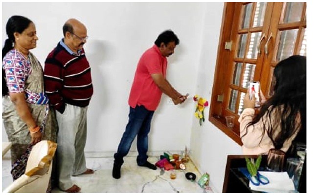 RGV: సమ్మక్క దేవతకు విస్కీని నైవేద్యంగా సమర్పించిన రామ్ గోపాల్ వర్మ…. ఫోటో వైరల్!