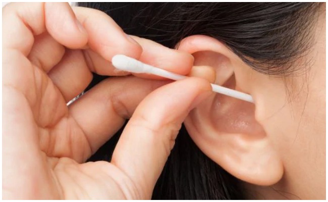 Ear Wax: మాటి మాటికి చెవిలో ఇయర్ బడ్ పెట్టి శుభ్రం చేస్తున్నారా… అయితే ఇది తెలుసుకోవాల్సిందే…!
