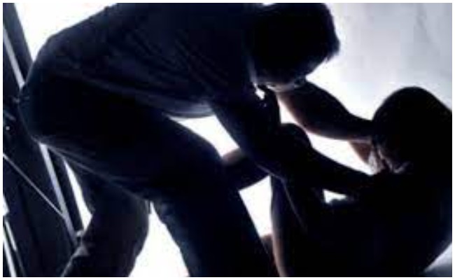 Crime News: హై స్కూల్లో విద్యార్ధినుల పై టీచర్ లైంగిక వేదింపులు.. చర్యలు తీసుకోవాలని డిమాండ్..!