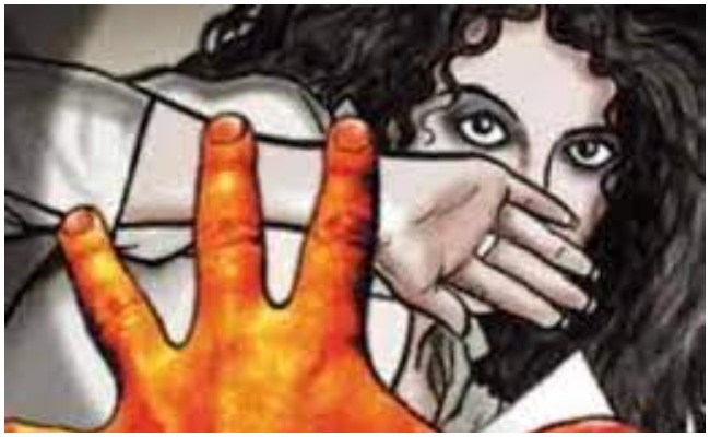 Crime News: ఎనిమిదేళ్ల చిన్నారిపై అత్యాచార యత్నం.. రైల్వే ఉద్యోగి అరెస్ట్..!