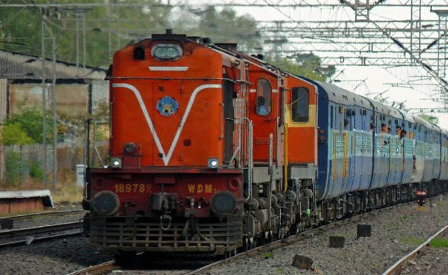 ట్రైన్ లో ఫుడ్ కోసం ఇలా వాట్సప్ ద్వారా సులభంగా ఆర్డర్ పెట్టవచ్చు..?