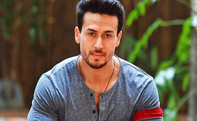 Tiger Shroff : రీమేకుల వీరుడితడే.. అయితే తప్పేంటీ.?