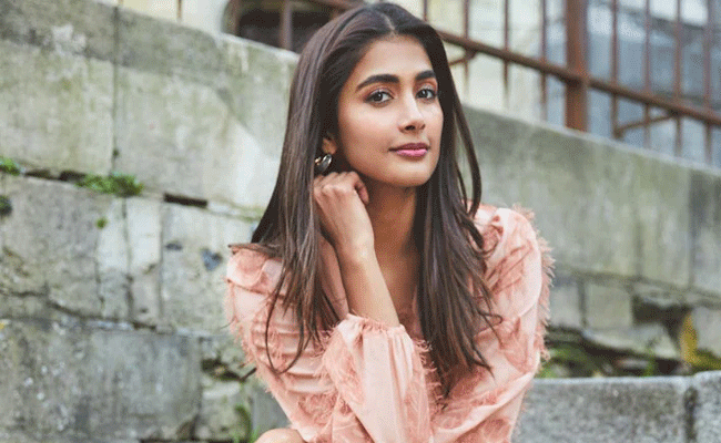 Pooja Hegde : స్టన్నింగ్ న్యూస్: ప్రబాస్ విషయంలో పూజా హెగ్దే ‘తగ్గేదె లే..’ !