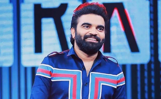 Anchor Pradeep Raja : ఓ యాంకర్ రాజా.! ఆ ఎగస్ట్రాలే కాస్త తగ్గించుకుంటే మంచిది.!