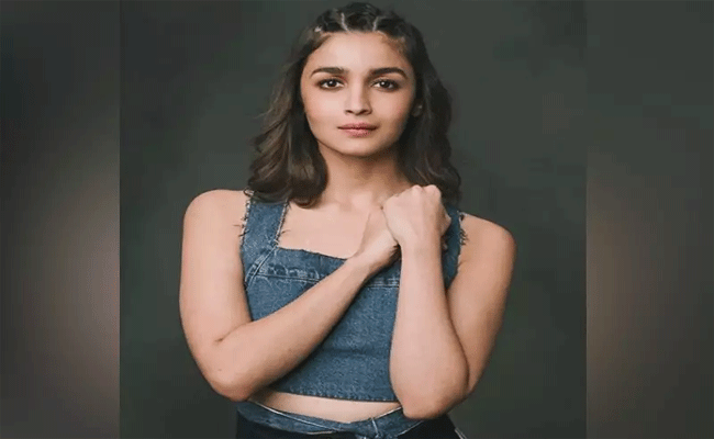  RRR Heroine : వైరల్ – తన బర్త్ డేకి హాట్ షోతో అదరగొట్టిన “RRR” హీరోయిన్.!