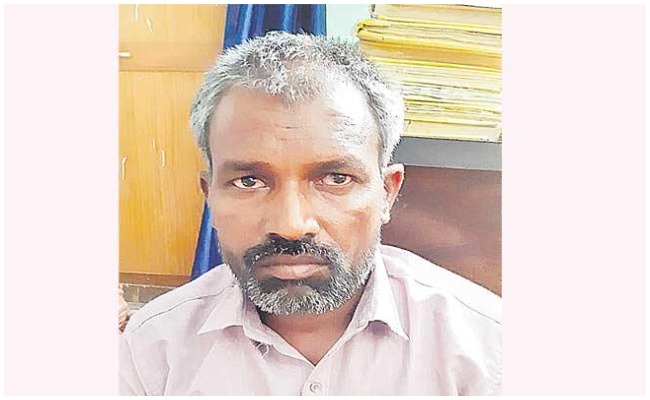 Crime News: డబ్బు మీద వ్యామోహంతో కన్న వారి మీద దాడి చేసిన కుమారుడు…!