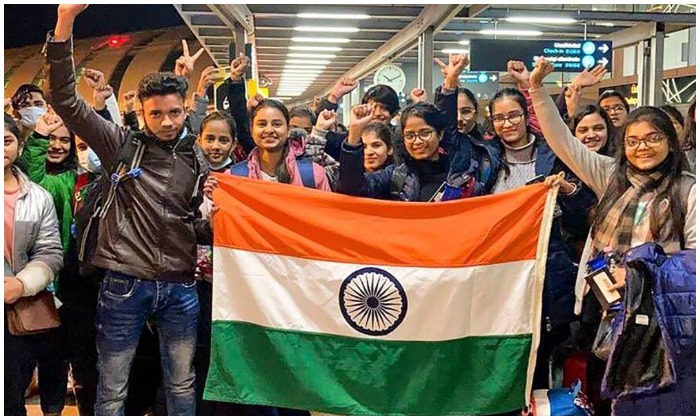 Ukraine: మువ్వన్నెల జెండా తో క్షేమంగా సరిహద్దులకు చేరుకున్న భారత విద్యార్థులు..?