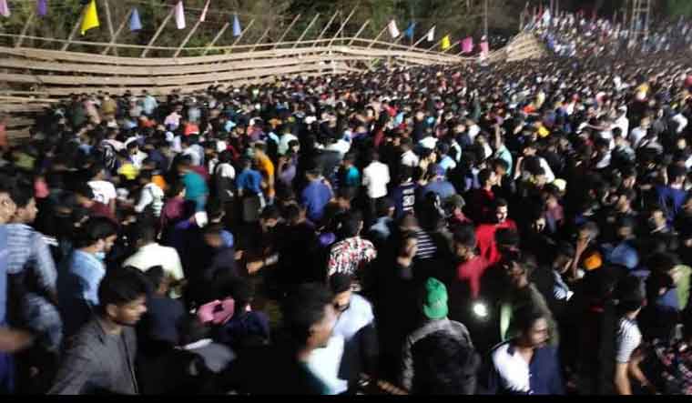 కూలిన  గ్యాలరీ.. 200 మందికి గాయాలు!