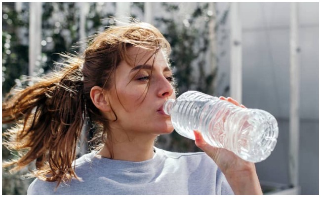వాటర్ బాటిల్స్ లో నీళ్లు తాగేవాళ్లకు షాకింగ్ న్యూస్.. వాటిని తాగితే ఇన్ని సమస్యలా?