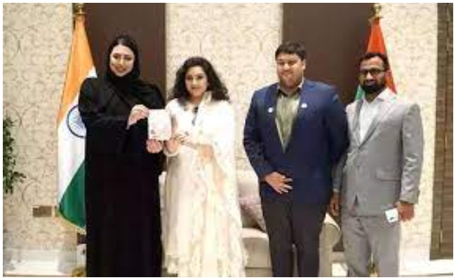 Meena:యూఏఈ ఈ గోల్డెన్ వీసా అందుకున్న నటి మీనా… ఫోటో వైరల్!