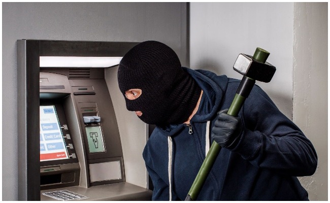 Crime News: ఏటీఎం దొంగతనానికి ప్రయత్నించిన దుండగులు.. అలారం మోగడంతో పరారీ..!
