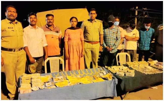 Crime News: కర్నూలు చెక్ పోస్ట్ వద్ద పోలీసుల తనిఖీలు.. కోట్ల రూపాయల విలువ చేసే బంగారం అక్రమ రవాణా..