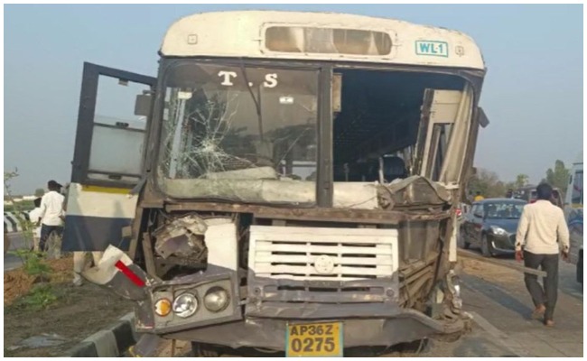 Accident: ఆర్టీసీ బస్సు డ్రైవర్ నిర్లక్ష్యం.. ప్రాణాలు కోల్పోయిన నలుగురు కూలీలు..!