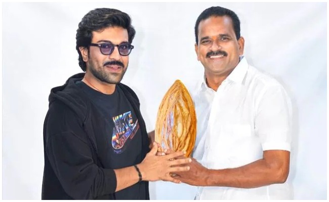 Ram Charan: అరుదైన సత్కారం అందుకున్న మెగా పవర్ స్టార్…బాహుబలి ఖాజతో సత్కరించిన రాజమండ్రి వాసులు!