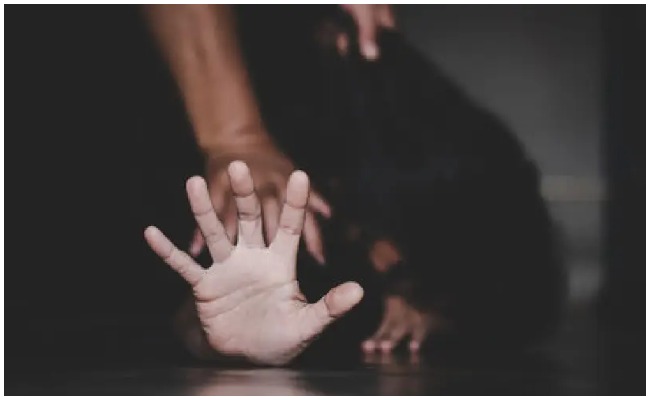 Crime News: కామంతో కన్న కూతురిని కాటేసిన తండ్రి..20 ఏళ్లు జైలు శిక్ష విధించిన కోర్టు..!