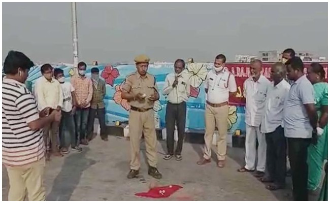 క్షుద్రపూజలో వాడిన కోడిగుడ్లు, నిమ్మకాయను తిన్న పోలీస్!