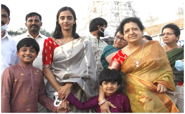 తిరుమల శ్రీవారిని దర్శించుకున్న తారక్ ఫ్యామిలీ!