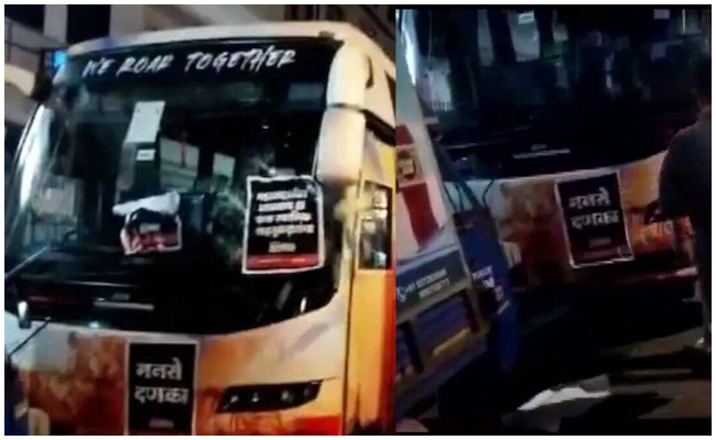 ఐపీఎల్ కోసం ముంబై చేరుకున్న బస్సుపై రాళ్లు, కర్రలతో దాడి చేసిన ఎంఎన్ఎస్ కార్యకర్తలు!