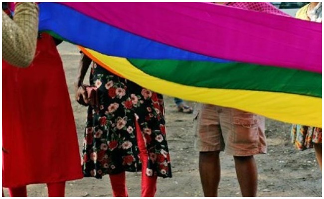 Crime News: బైక్ పై వెళ్తున్న దంపతులను అడ్డగించిన హిజ్రాలు.. దంపతుల మీద దాడి చేసి బంగారు గొలుసు మాయం చేసి..