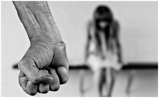 Crime News: ఆడపిల్ల పుట్టిందని భార్యను వేధింపులకు గురి చేసిన భర్త.. మనస్థాపంతో యువతి ఆత్మహత్య..