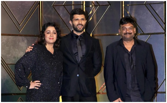 Liger Movie: బర్త్ డే పార్టీ లో ‘లైగర్’ టీమ్.. బ్లాక్ డ్రెస్సుల్లో అదుర్స్.. ఫోటోలు వైరల్!