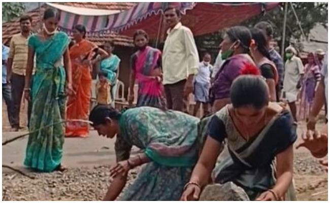 Mahabubabad: మంత్రాల నెపంతో మూడు కుటుంబాలను గ్రామం నుంచి బహిష్కరణ.. ఎక్కడో తెలుసా..?