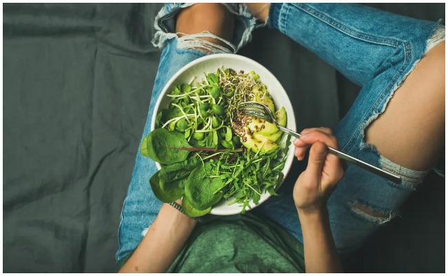 Health Tips: ఎక్కువగా తింటున్నారా.. అయితే ఈ విషయాలు తెలుసుకోవాల్సిందే..?