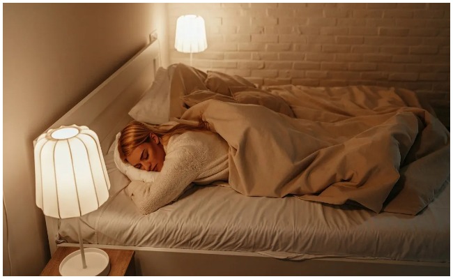 Health News: డిమ్ లైట్ లో నిద్ర పోతున్నారా..ఈ అయితే మీరు ప్రమాదంలో ఉన్నట్లే..?