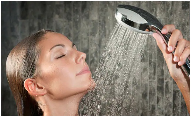 Health Tips: వేసవికాలంలో వేడి నీటితో స్నానం చేస్తే ఏం జరుగుతుందో తెలుసా?