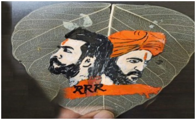 RRR Heroes: కళా నైపుణ్యం కోసమే ఆ హీరోల చిత్రాలు వేశాను: రావి ఆకుపై అద్భుత దృశ్యం వేసిన సూక్ష్మ చిత్రకారుడు