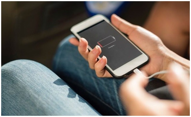 ఛార్జింగ్ పెట్టి ఫోన్ మాట్లాడిన యువకుడు.. అంతలోనే అనంతలోకాలకు!