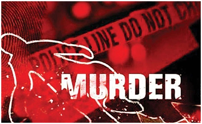Crime News: బ్రతికున్న భార్యను పూడ్చిపెట్టిన భర్త.. వివాహేతర సంబందానికి అడ్డుగా ఉందని..!